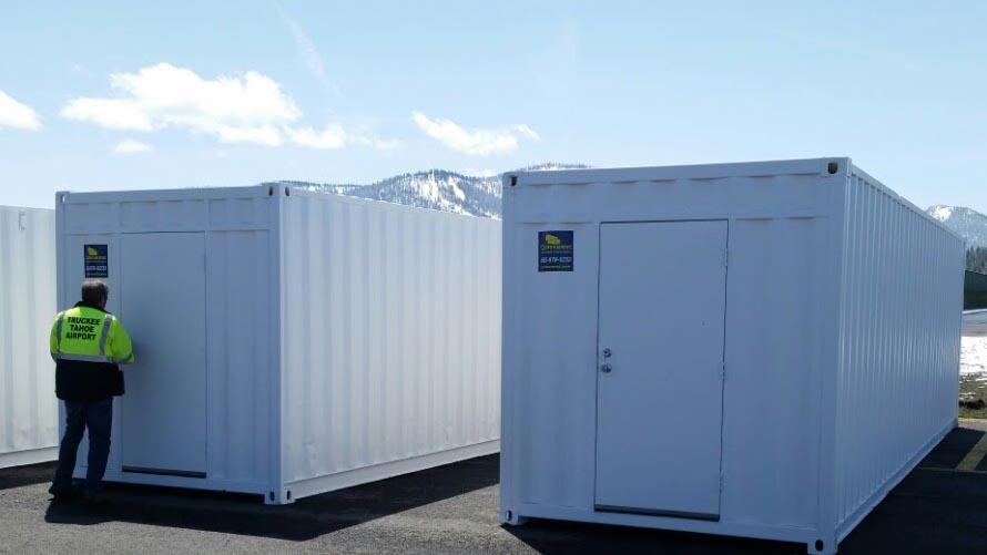 double storage containers color white with a worker on the side by contexwest
